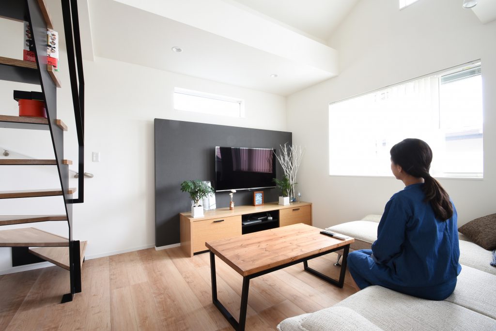 白と木目が美しいこだわりあふれる2世帯住宅