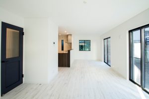 白空間と重厚感のある建具によるメリハリある住宅