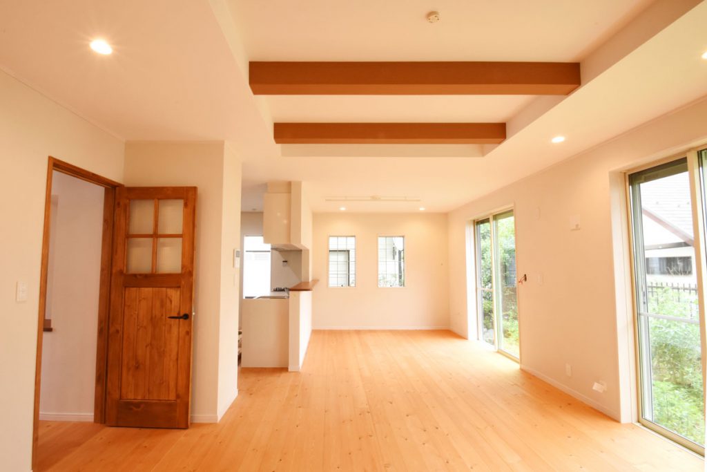 木の質感をベースに、壁紙で遊び心を加えた自由なおうち