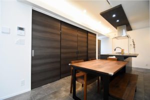 【アイランド型グレーキッチンと照明がおしゃれな家】