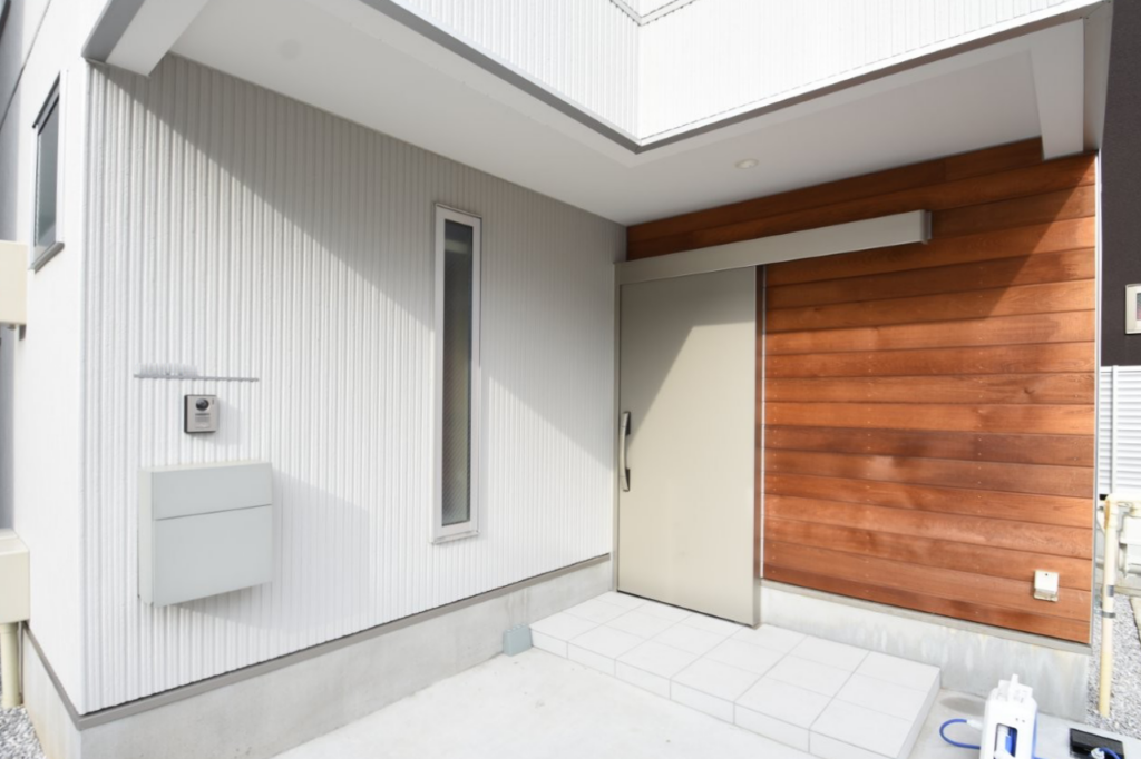 かわいい天然木の板貼りがアクセントの白いおうち