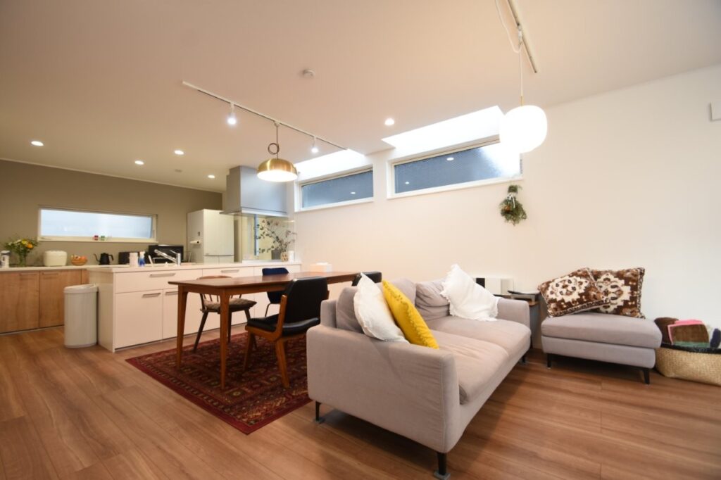 白いペニンシュラキッチンがかわいいおうち